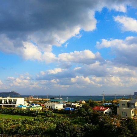 Dongdong Guesthouse เมืองเชจู ภายนอก รูปภาพ